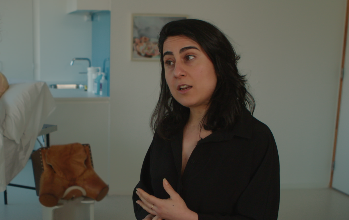 Verloskundige Bahareh Goodarzi: Negatief beeld over thuisbevalling is onterecht